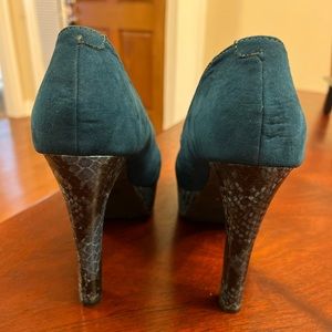 G by Guess Suede Platform High Heels in Dark Green